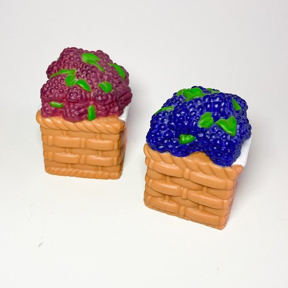Salt and Pepper Shakers Baskets of Grapes - Picture 1 of 3